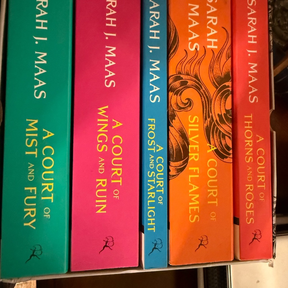 A court of thorns chronicles full set